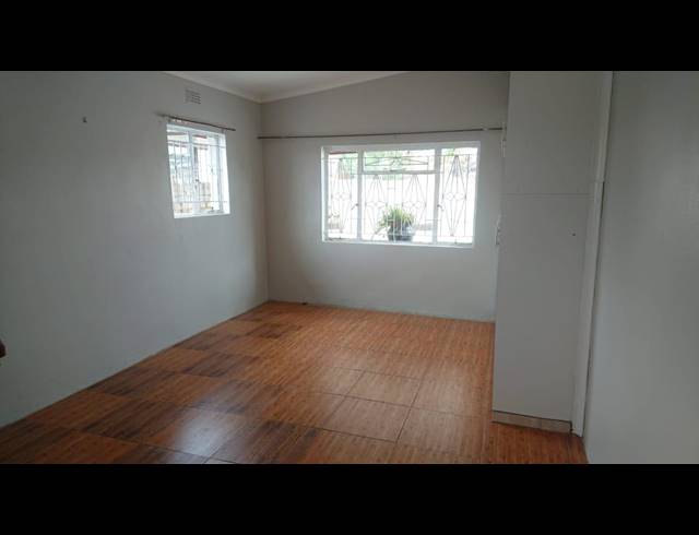 2 BEDROOM FLAT RENTED IN LENNOXTON